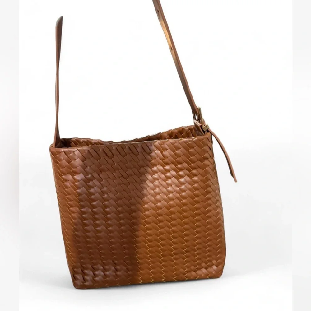 Elegant Brown Woven Leather Shoulder Bag - Picture 6 of 7